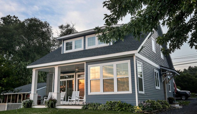 AMAZING Lakefront And Well Designed Lakehouse: That Is Sure To Please