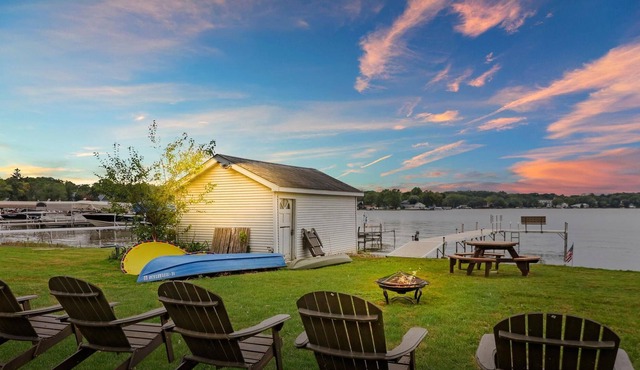 Amazing Lakefront Cottage sleeps 1-9 Mineola Bay Summer & Winter Fun