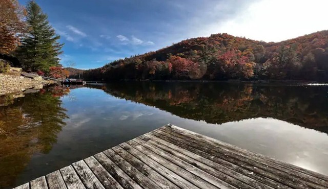 Amazing Lakefront home with private NEW dock