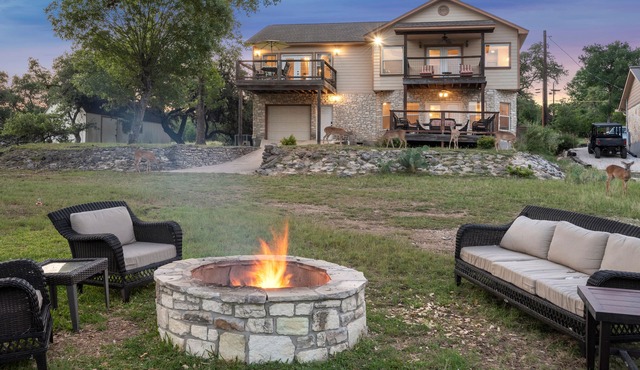 Amazing lakefront on Canyon Lake in Hill Country. Giant backyard! Extra beds!