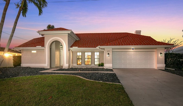 Amazing Lakefront Paradise With Pool And Spa!