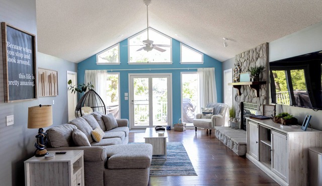 AMAZING LAKEFRONT RETREAT, QUIET COVE, FIRE PIT—perfect for family and friends.