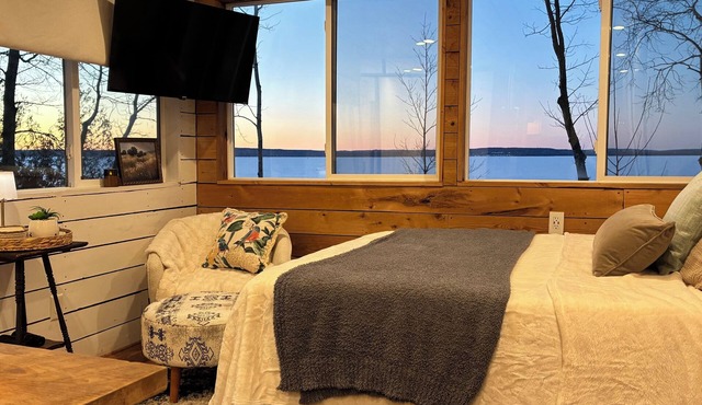 Amazing LAKEFRONT studio. STEPS from the lake! private deck for sunsets!