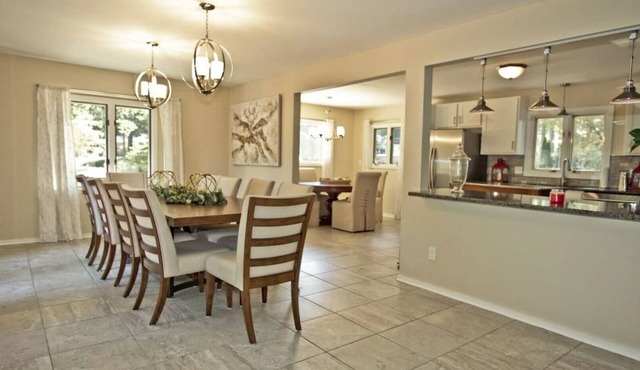 Amazing Lakefront Beauty—Long term renters are welcome!