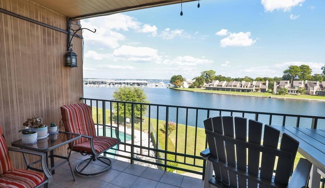 Amazing Lakefront Views! Quiet waterfront retreat.