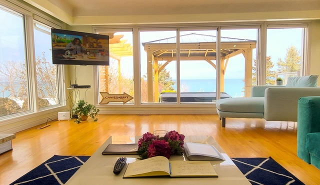 Amazing LakeHouse with Hot Tub