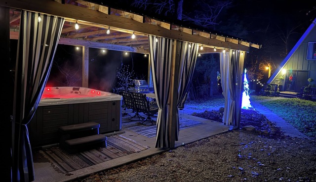 Amazing Lakeside hot tub, A-frame 3 King Beds, Shawnee Forest sleeps 2-6 Firepit