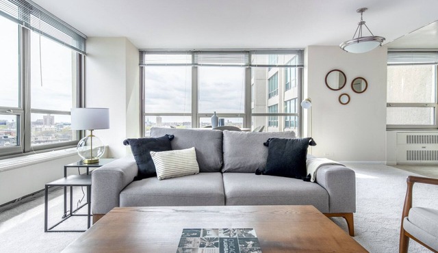 Amazing Lakeview 1BR w/Rooftop Pool, near Wrigley Field, by Blueground