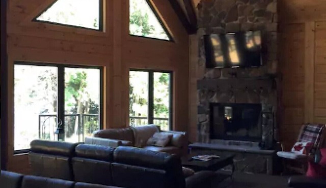 Amazing, large, cozy, modern log cottage in Muskoka! Families or Couples!