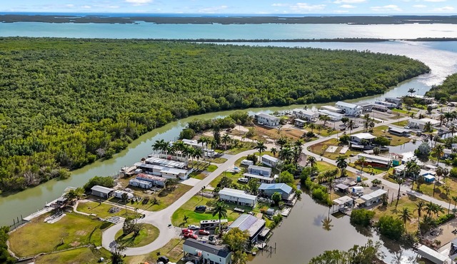 Amazing little fishing cabin on the water with a boat ramp in Everglades City