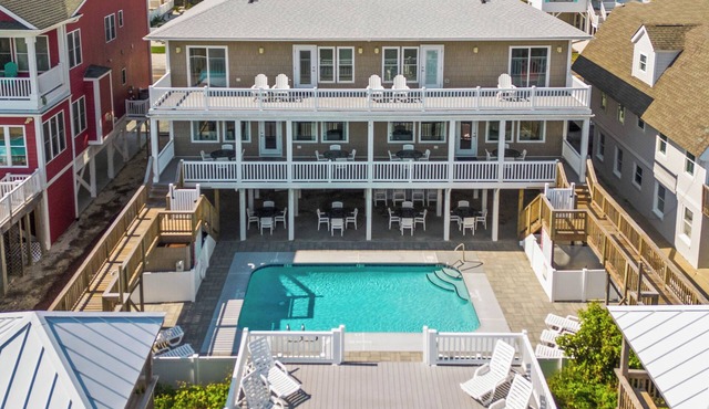Amazing location! Oceanfront 12bdrm tiki bar pool