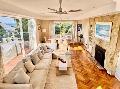 AMAZING location! 1 min stroll to Beach & Sea Views!