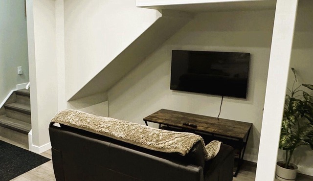 Amazing Location! 2 Bedroom Entire Basement Guest Suite - 8 min to YYC airport