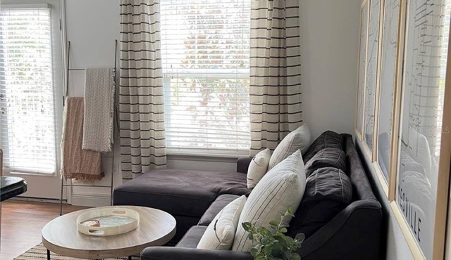 Amazing Location! Alberts Place @ Midtown w/parking Walk to UF and the Stadium.