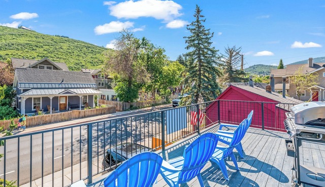 Amazing Location and Views! Walk to Main St, private hot tub