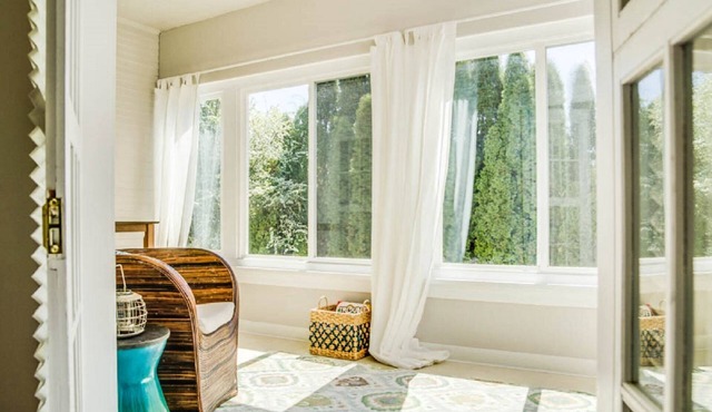 Amazing Location, Cozy Urban Retreat, Close to Shopping, Restaurants, Groceries, Walk to Everything