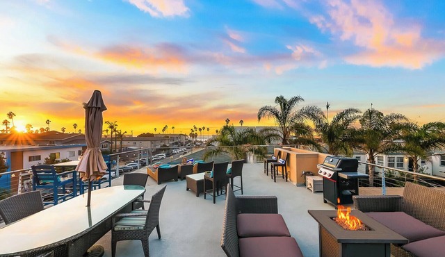 Amazing Location,Rooftop Deck W/Ocean Views,Walk to Beach!
