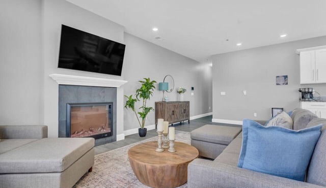 Amazing Loft overlook Overlooking DT Port Huron!