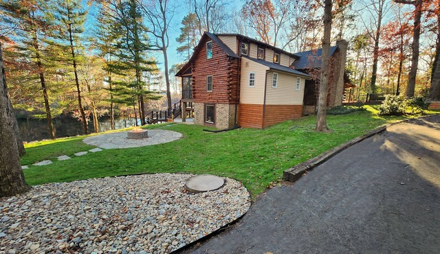 Amazing log cabin - 5 acre stocked pond - 16 acres - Minutes to Kings Dominion