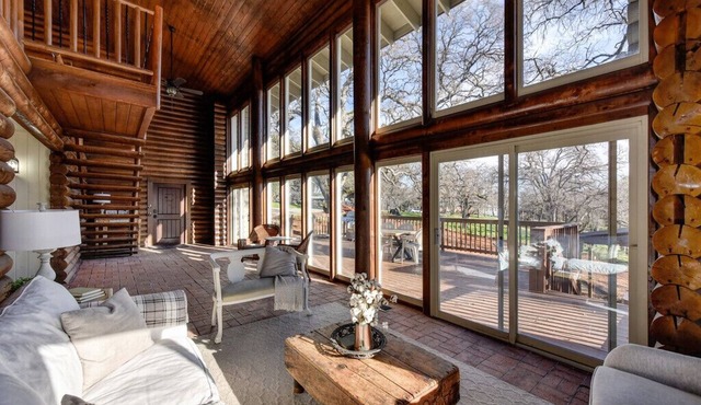 Amazing Log Cottage with Hot Tub & Barrel Sauna! (NEW LISTING)