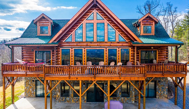 Amazing Log home with breath taking mountain views! Mins from Kerr Scott Lake