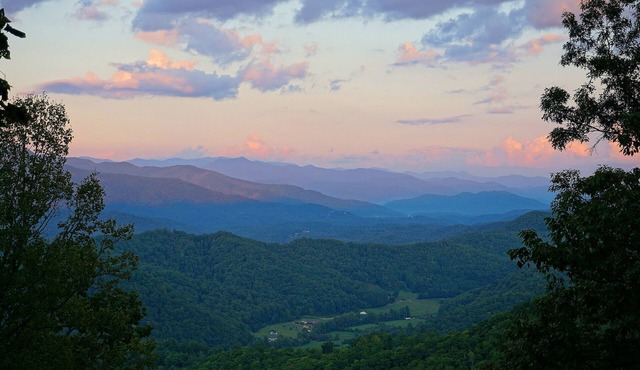 Amazing Long Range View, Hot Tub, Pool Table, 20min Bryson City, Cherokee, GSMNP