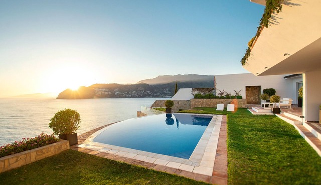 Amazing luxury 7 bed villa on cliff over sea with private pool, sauna and jacuzzi