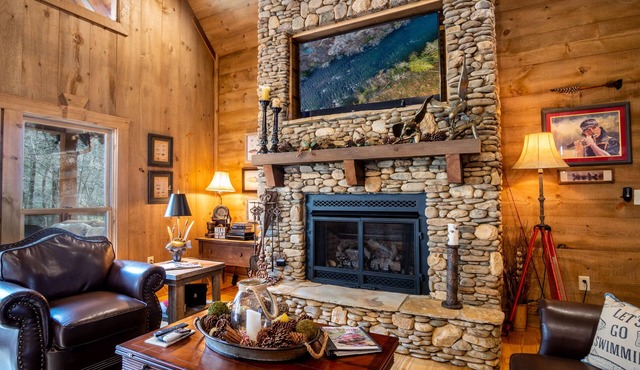 Amazing Luxury Getaway ~ 100 Feet on the Toccoa River ~ Hot Tub ~ Great Fishing