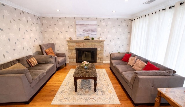 Amazing Mid-Term Rental Entire Home In Glenview