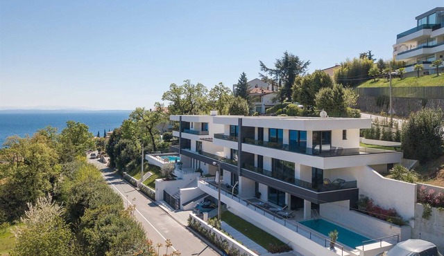 Amazing modern 5-star villa with heated pool and jacuzzi just above Icici Marina