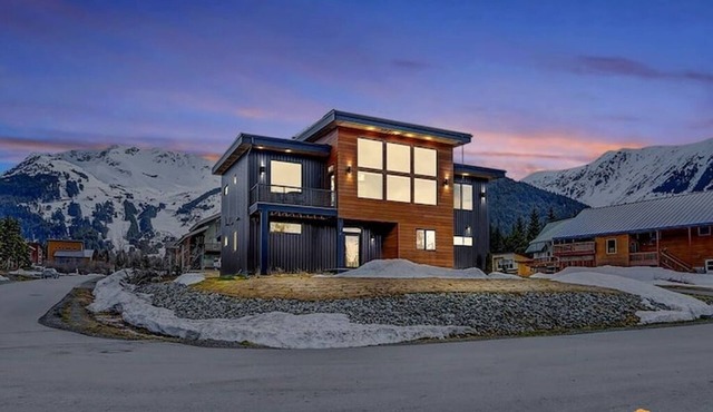 Amazing Modern Home - Stunning Views, Near Ski Area
