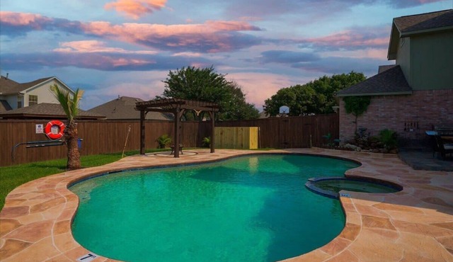 Amazing Modern Spacious Home with Pool