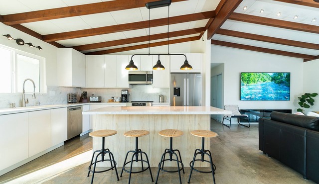 Amazing Mountain and Valley Views - 3 King Beds, Tesla Charger, Sauna