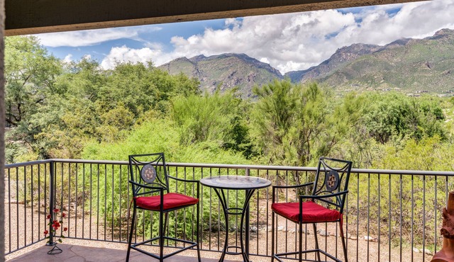 Amazing Mountain and Canyon Views! 3 Beds/2 Baths Condo.