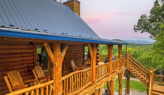 AMAZING MOUNTAIN VIEWS/HOT TUB/FIREPLACE/GAME ROOM/CREEK/TRAILS