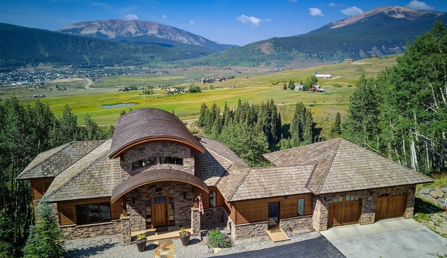 Amazing Mountain Home w/360 degree mountain views, hot tub and outdoor deck.