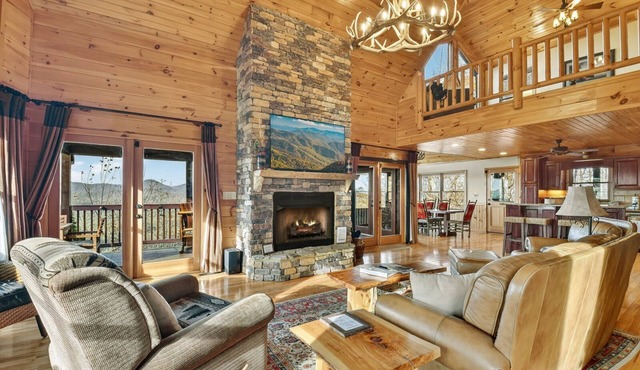 Amazing Mountain View - Hot Tub Soaks, Cookouts, Game Nights & Fireside Downtime