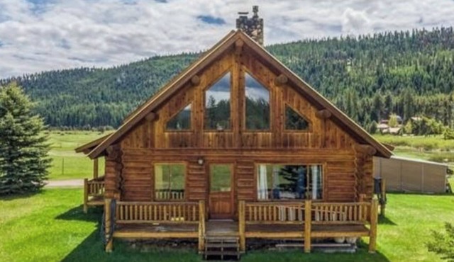 Amazing mountain views, daily wildlife show and a cozy log house for serenity.