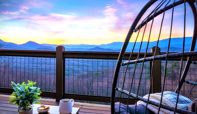 AMAZING Mountain Views Retreat | HotTub | Upscale | FirePit | Games | Sleeps 12