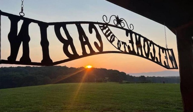 Amazing Mountain Views, Cabin, Private Farm Setting, Convenient Location