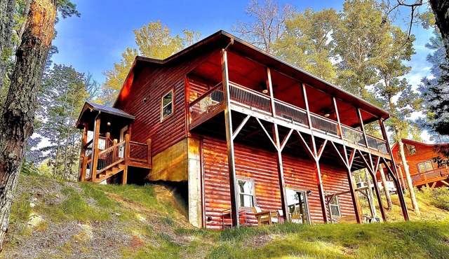 *Amazing Mountain Views at the 2-Story Highland Hideaway*