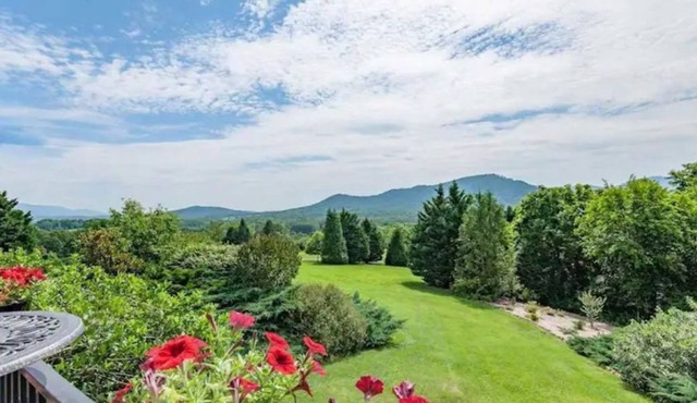 Amazing Mountain Views, Hot Tub and Close to Wineries and Breweries