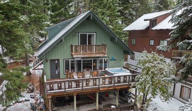 Amazing Mt Hood Chalet, Dog Friendly, Private Hot Tub, Walk to Skiing, Restaurants, Entertainment
