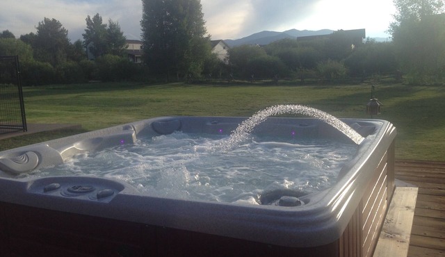 AMAZING Mtn Views, Private Hot Tub, Fireplace, next to River Trail !