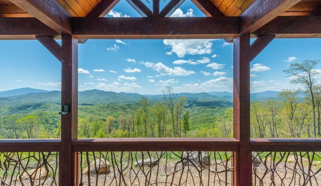 Amazing Mtn Views, Stunning Sunsets, Fire Pit, Gas Logs, Private, Grill, WiFi!