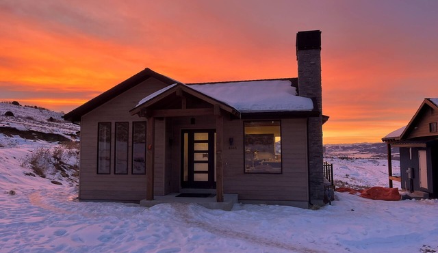 Amazing new 2-bedroom w/loft modern cabin in Eden, in Wolf Creek, at Powder Mtn