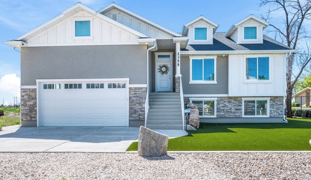 Amazing New Home 3beds 2baths, gas fireplace over soaking tub, outdoor hot tub