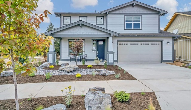 Amazing New Home in Bend.with hot tub!