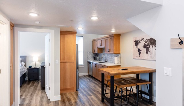 Amazing new 2BR unit 2 min from Big Cottonwood Canyon- located for ski access!