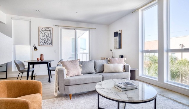 Amazing NoHo Studio w/Gym, W/D & Roof Terrace, near TJ, by Blueground